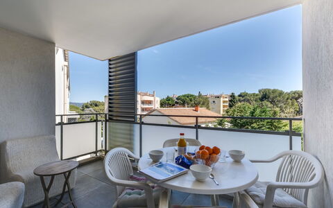 79 Bay: Property, Room, Building, Interior Design, Real Estate, House, Furniture, Architecture, Table, Balcony
