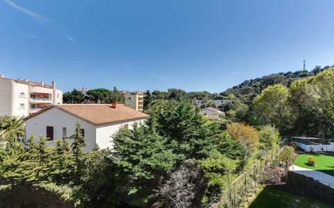 79 Bay: Property, Residential Area, House, Home, Real Estate, Sky, Building, Town, Architecture, Neighbourhood