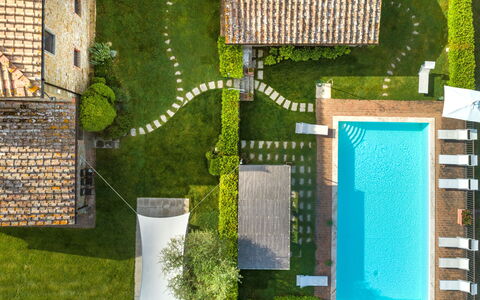 Borgo Gerlino: Green, Grass, Tree, Room, Architecture, Plant, House, Urban Design, Backyard, Home