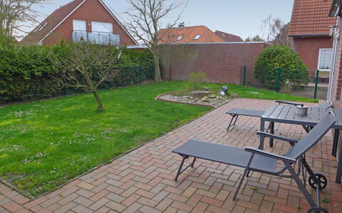 Reuse: Property, Yard, Residential Area, Grass, Garden, Backyard, House, Lawn, Real Estate, Brick