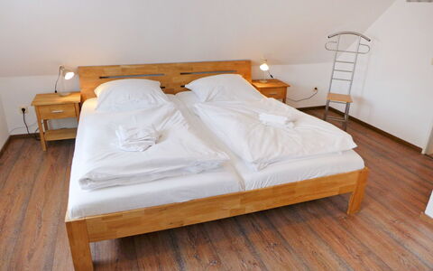 Reuse: Furniture, Bed, Bedroom, Bed Frame, Room, Property, Floor, Hardwood, Bed Sheet, Wood Flooring