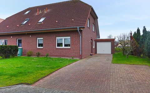 Nilles: Plant, Sky, Building, Window, House, Road Surface, Architecture, Door, Land Lot