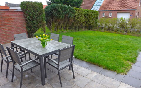 Nilles: Property, Yard, Garden, Backyard, Grass, Lawn, Grass Family, Furniture, Landscaping, Shrub