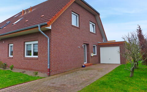 Nilles: Property, House, Home, Residential Area, Building, Real Estate, Cottage, Roof, Brick, Facade