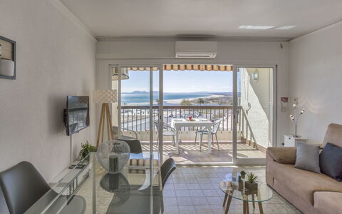 Canigó: Room, Property, Building, Interior Design, Furniture, House, Living Room, Real Estate, Apartment, Floor
