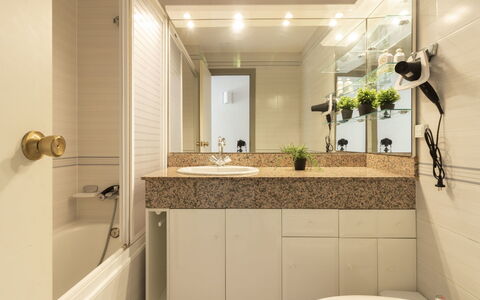 Golf Sant Jordi: Bathroom, Property, Room, Tap, Tile, Interior Design, Plumbing Fixture, Wall, Bathroom Accessory, Real Estate