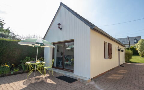 Les Genêts: Property, House, Building, Home, Real Estate, Cottage, Roof, Sky, Facade, Architecture