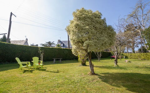 Les Genêts: Tree, Grass, Green, Sky, Property, Land Lot, Lawn, Spring, Grass Family, House