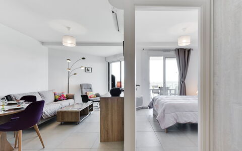 Balnéa: Room, Property, Furniture, Interior Design, Building, Suite, Floor, House, Ceiling, Bedroom