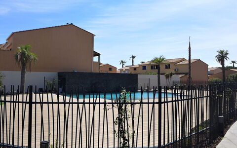 Balnéa: Sky, Cloud, Building, Plant, Fence, Tree, Land Lot, Water, House, Neighbourhood