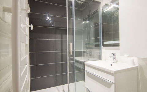 Les Régatiers: Mirror, Plumbing Fixture, Property, Tap, Sink, Bathroom, Building, Shower, Interior Design