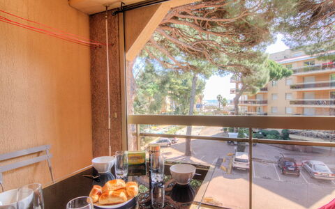 Les Régatiers: Table, Tableware, Property, Window, Plant, Building, Chair, Plate, Interior Design, Shade