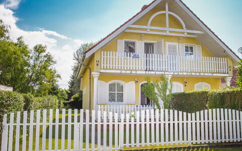 Welle: Sky, Plant, Window, Property, Cloud, Building, Fence, Picket Fence, Tree, House