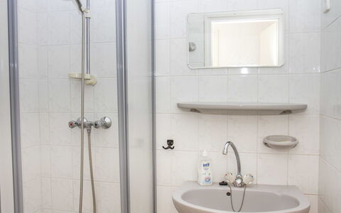 Welle: Tap, Mirror, Plumbing Fixture, Sink, Bathroom Sink, Bathroom, Shower, Rectangle, Purple