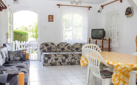 Welle: Furniture, Property, Table, Couch, Picture Frame, Window, Textile, Lighting, Decoration, Building