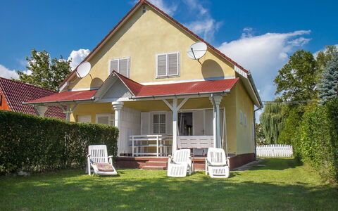 Welle: Sky, Cloud, Plant, Property, Building, Window, Tree, House, Land Lot, Cottage