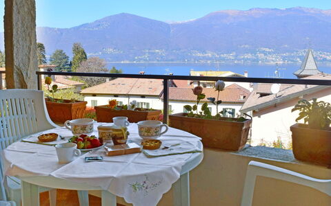 La Mia Casetta: Table, Sky, Food, Tableware, Furniture, Property, Flowerpot, Mountain, Chair, Tablecloth