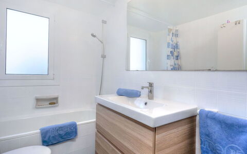 Nautic Ii: Bathroom, Property, Room, Interior Design, Bathtub, Architecture, Floor, Building, Wall, House