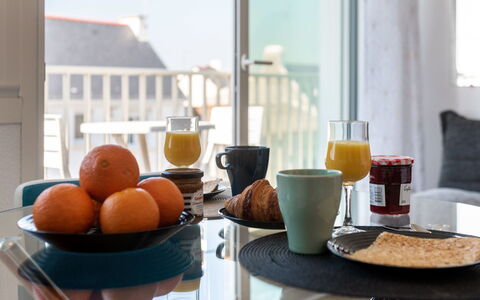 Les Brisants: Brunch, Breakfast, Food, Meal, Room, Serveware, Table, Cuisine, Drink