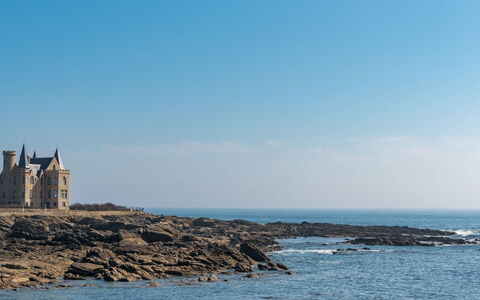 Les Brisants: Body Of Water, Sea, Shore, Coast, Ocean, Sky, Promontory, Coastal And Oceanic Landforms, Water, Headland