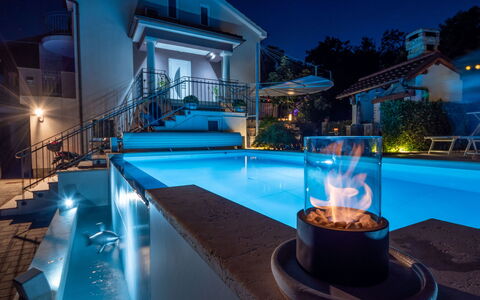 Sontje: Water, Property, Blue, Azure, Swimming Pool, Outdoor Furniture, Leisure, Real Estate, House, Table