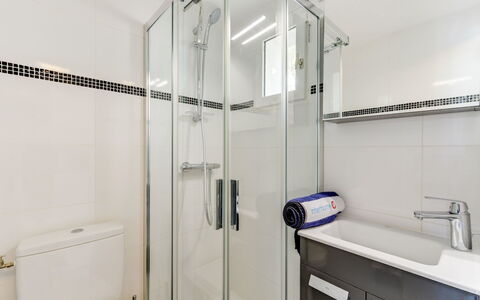 Mas de la Plage: Property, Bathroom, Room, Architecture, Real Estate, Building, Interior Design, Tile, Tap, House