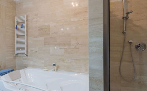 Giulia: Plumbing Fixture, Tap, Bathtub, Shower Head, Bathroom, Rectangle, Shower, Floor