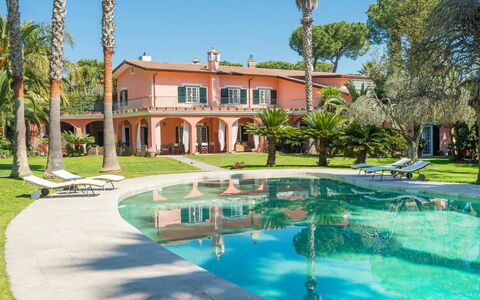 Giulia: Water, Plant, Sky, Building, Property, Window, Tree, Azure, Arecales, Leisure