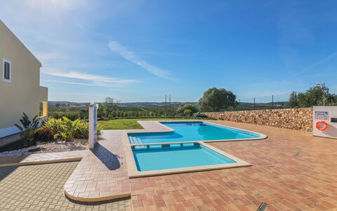 Vila Caravela: Property, Swimming Pool, Real Estate, House, Home, Building, Estate, Residential Area, Villa, Vacation