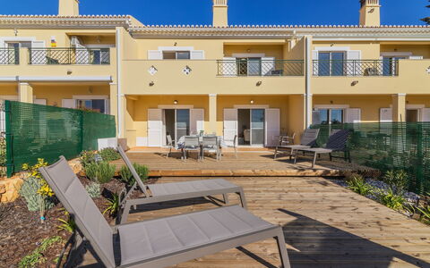 Vila Caravela: Property, House, Home, Building, Real Estate, Residential Area, Architecture, Estate, Apartment, Roof