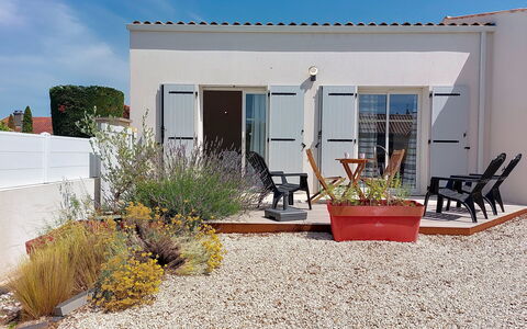 Les Hauts du Parc: Home, Shade, Garden, Flowerpot, Yard, Landscaping, Chair, Houseplant