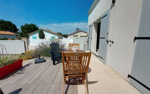 Les Hauts du Parc: Shade, Outdoor Furniture, Deck, Chair, Yard, Walkway, Backyard, Balcony, Courtyard, Houseplant