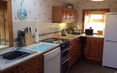 Leduckie: Cabinetry, Countertop, Kitchen Sink, Property, Sink, Wood, Kitchen, Drawer, Tap, Lighting