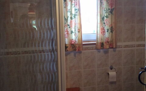 Leduckie: Brown, Wood, Plumbing Fixture, Flooring, Floor, Bathroom, House, Tints And Shades, Hardwood, Plumbing