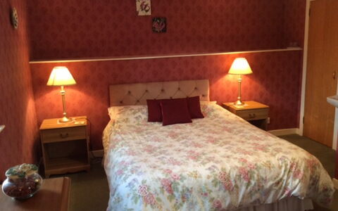 Wester Riechip: Furniture, Property, Comfort, Building, Bed Frame, Lamp, Wood, Table, Pillow