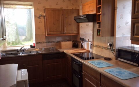 Wester Riechip: Cabinetry, Kitchen Sink, Countertop, Property, Sink, Window, Kitchen Appliance, Tap, Wood, Kitchen Stove