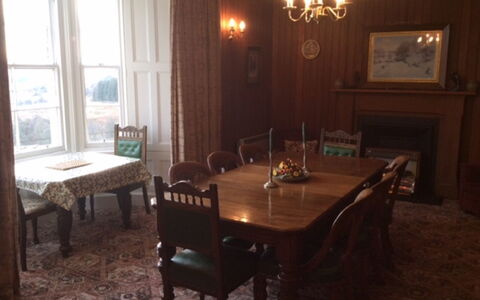 Wester Riechip: Table, Property, Furniture, Picture Frame, Window, Wood, Interior Design, Chair, Lighting, Building