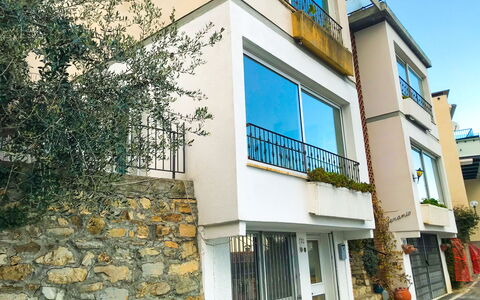 Il Geranio Sant'elmo - Diano Marina: Property, Building, House, Neighbourhood, Real Estate, Architecture, Home, Residential Area, Wall, Town