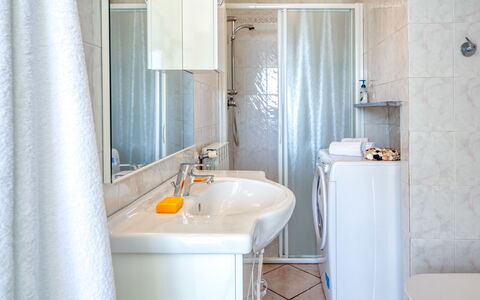 Il Geranio Sant'elmo - Diano Marina: Bathroom, Property, Room, Tile, Wall, Interior Design, Plumbing Fixture, Curtain, Bathroom Accessory, Material Property
