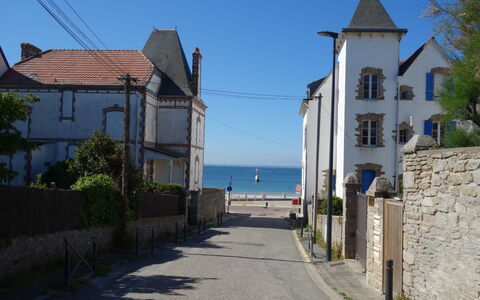 Les Terrasses de la Plage: Sky, Building, Plant, Window, House, Road Surface, Lighting, Street Light, Tree, Neighbourhood