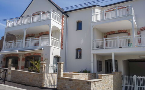 Les Terrasses de la Plage: Sky, Window, Property, Building, Architecture, House, Urban Design, Residential Area, Real Estate
