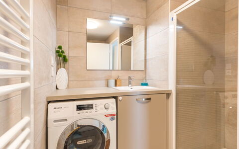 Les Terrasses de la Plage: Laundry Room, Room, Major Appliance, Clothes Dryer, Property, Washing Machine, Laundry, Interior Design, Ceiling, Bathroom