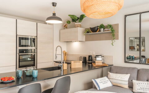 Les Terrasses de la Plage: Room, Furniture, Interior Design, Living Room, Property, Building, Ceiling, Table, Orange, Wall