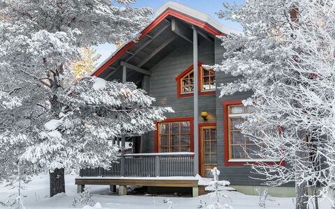 Riekkoluosto: Balcony, Apartment, Shade, Glass, Condominium, Handrail, Porch, Daylighting, Deck, Outdoor Furniture
