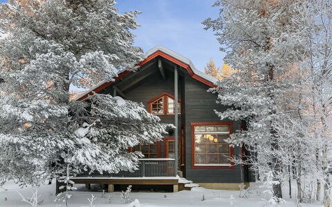 Riekkoluosto: Balcony, Apartment, Shade, Glass, Condominium, Handrail, Porch, Daylighting, Deck, Outdoor Furniture