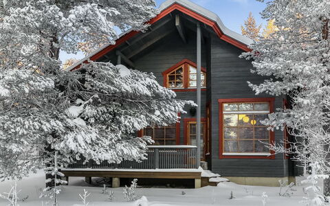 Riekkoluosto: Balcony, Apartment, Shade, Glass, Condominium, Handrail, Porch, Daylighting, Deck, Outdoor Furniture
