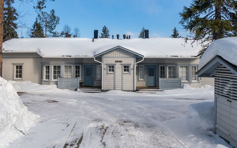 Nelikko a: Roof, Home, House, Cottage, Snow, Winter, Freezing, Siding, Slope, Estate