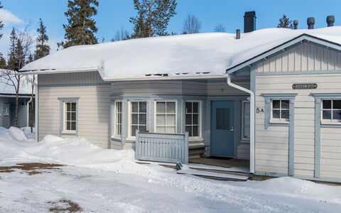Nelikko a: Window, Siding, House, Roof, Home, Cottage, Door, Freezing, Snow, Winter