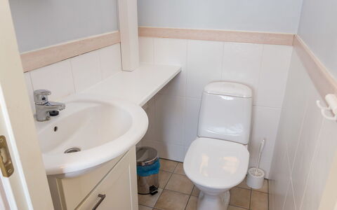 Nelikko a: Toilet Seat, Bathroom, Bathroom Sink, Toilet, Plumbing Fixture, Sink, White, Flooring, Floor, Interior Design