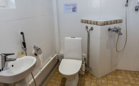 Nelikko a: Toilet Seat, Bathroom, Toilet, Plumbing Fixture, Flooring, Bathroom Sink, Sink, Floor, Tap, Plumbing